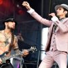 El cantante de Jane’s Addiction rompió el silencio tras haber golpeado a Dave Navarro en pleno show